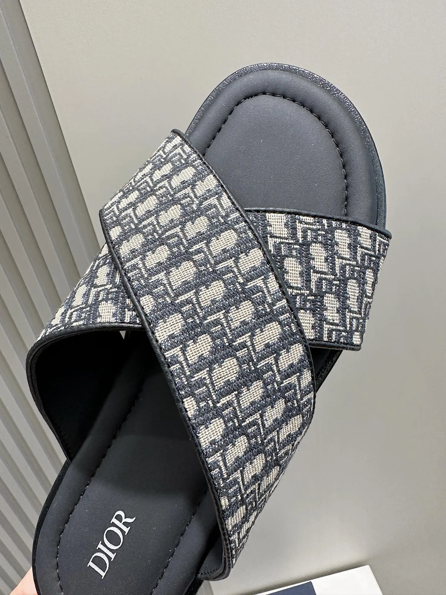 P320【DIOR】💰Size39-44 (38.45 custom-made) 2024ss Dior’s latest men’s slippers are a must-have. Dior Alias ​​Men's Genuine Leather Slippers This summer new Alias ​​sandal embodies a casual and elegant style. Carefully crafted from grained cow leather and Oblique printed fabric, with cowhide lining! Cross-strap design with metal-clad brass CD Diamond logo. The imported cowhide leather and rubber sole adds sophistication and comfort, while Oblique print-effect anti-slip panels add style.